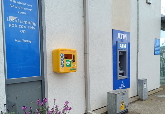 DEFIBRILLATOR